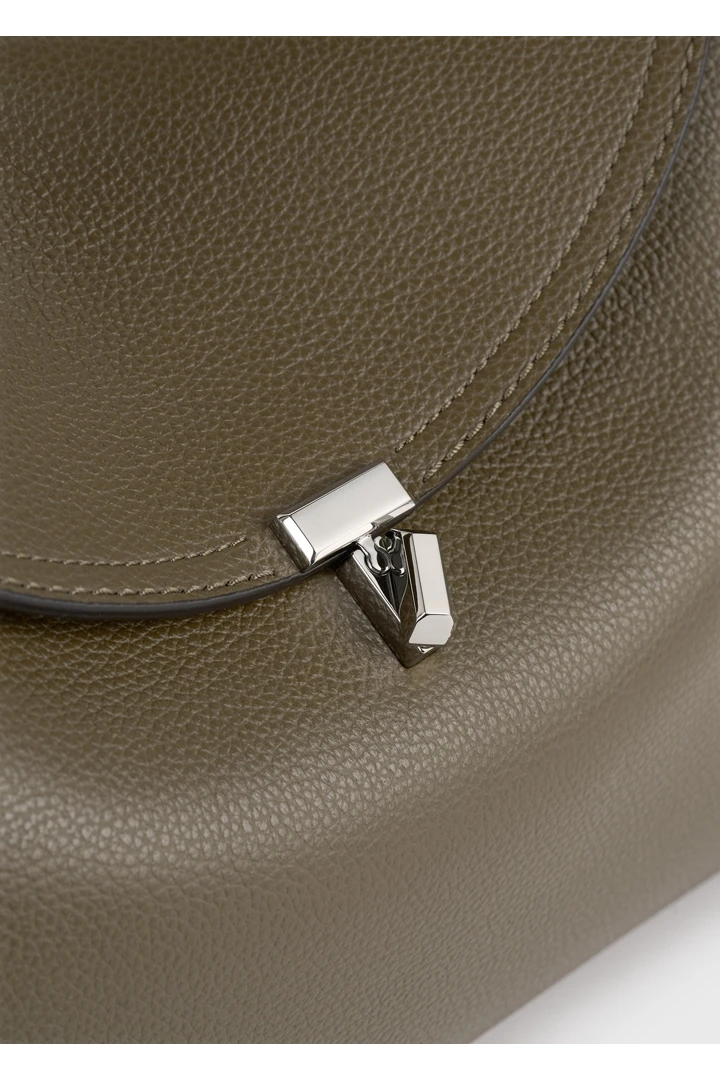 TOTEME 티-락 그레인 레더 탑 핸들 다크 토프의 다크 토프컬러 3번쨰 이미지입니다.