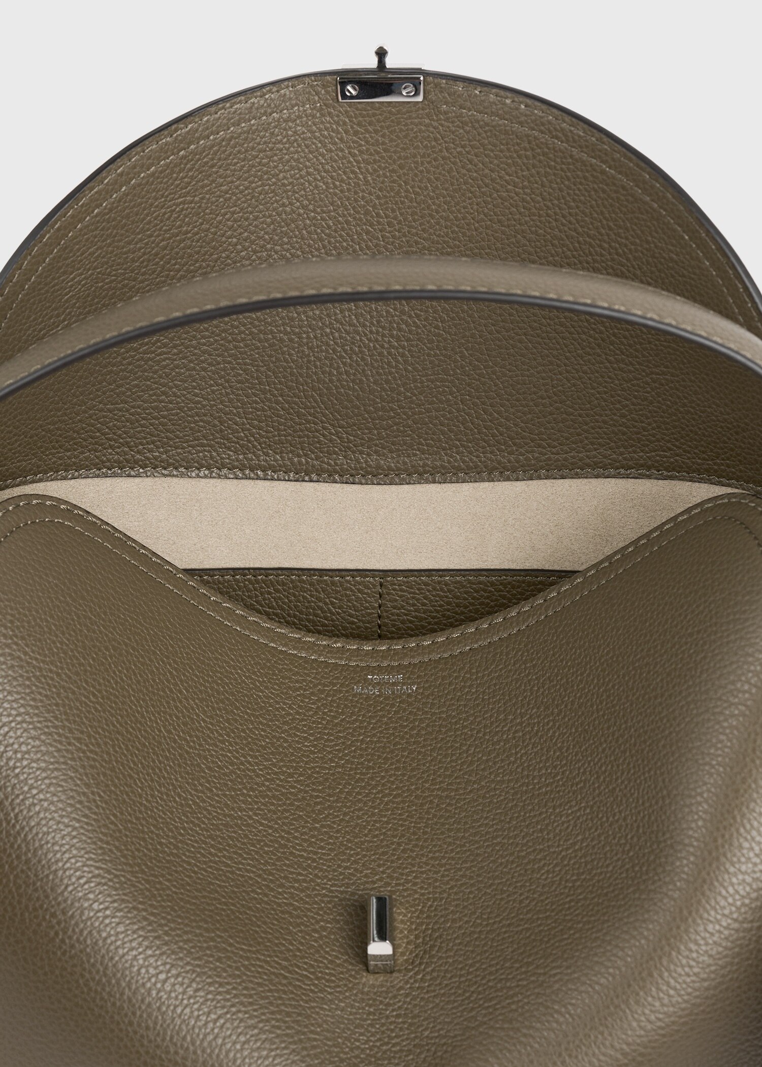 TOTEME 티-락 그레인 레더 탑 핸들 다크 토프의 다크 토프컬러 4번쨰 이미지입니다.