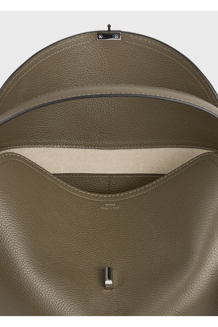 TOTEME 티-락 그레인 레더 탑 핸들 다크 토프의 다크 토프컬러 4번쨰 이미지입니다.