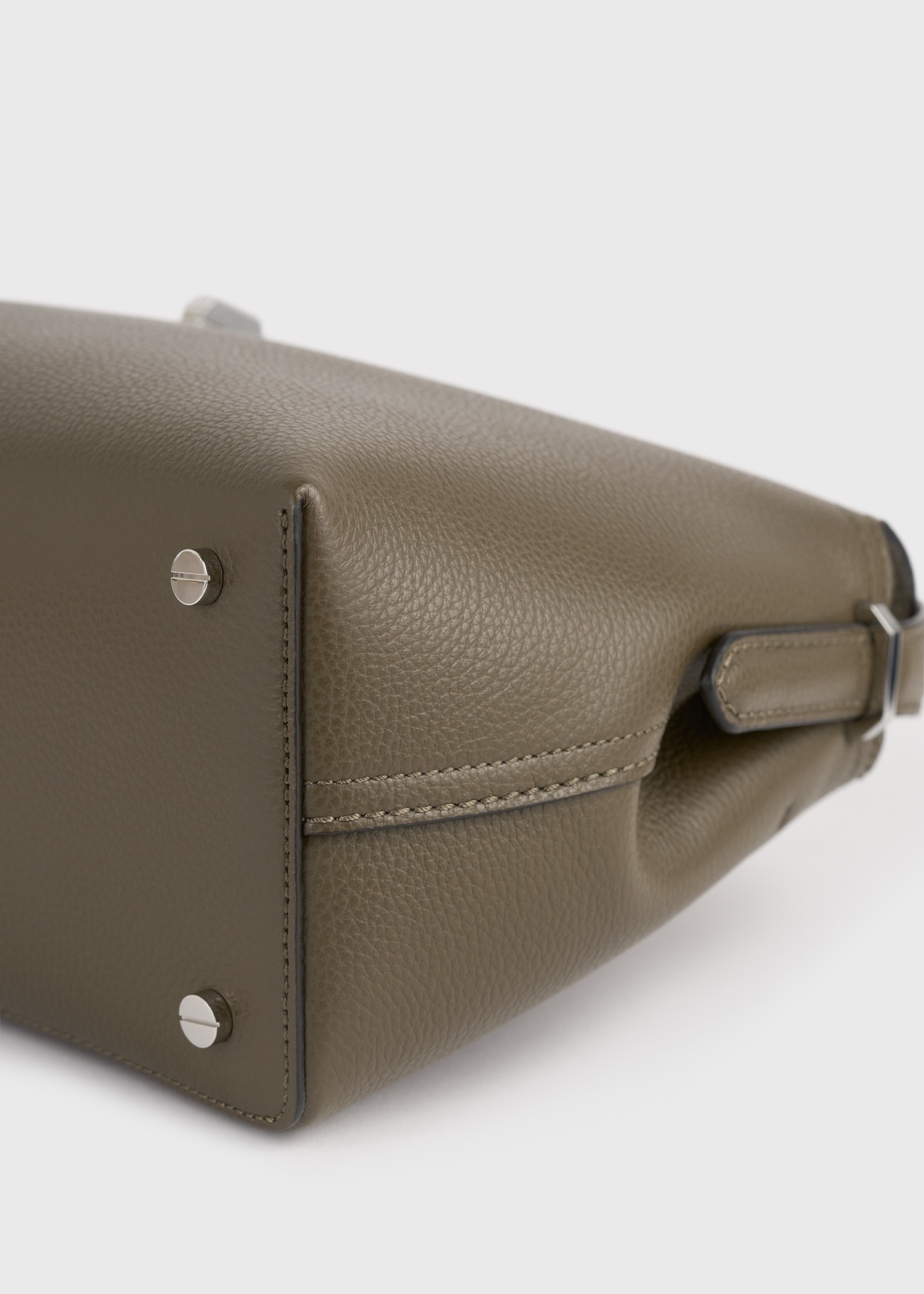 TOTEME 티-락 그레인 레더 탑 핸들 다크 토프의 다크 토프컬러 5번쨰 이미지입니다.