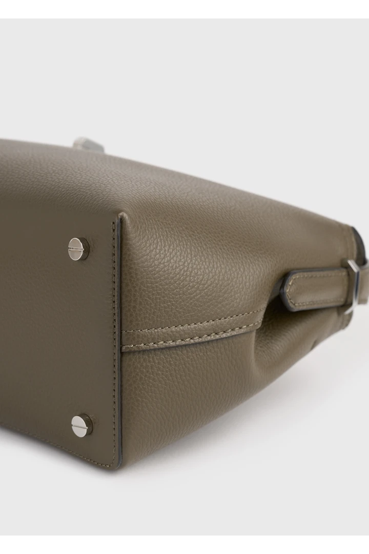 TOTEME 티-락 그레인 레더 탑 핸들 다크 토프의 다크 토프컬러 5번쨰 이미지입니다.