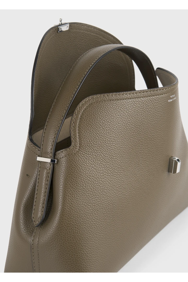 TOTEME 티-락 그레인 레더 탑 핸들 다크 토프의 다크 토프컬러 6번쨰 이미지입니다.