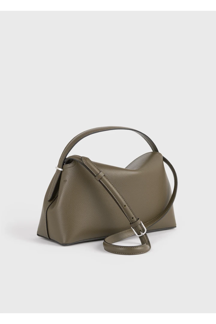 TOTEME 티-락 그레인 레더 탑 핸들 다크 토프의 다크 토프컬러 7번쨰 이미지입니다.