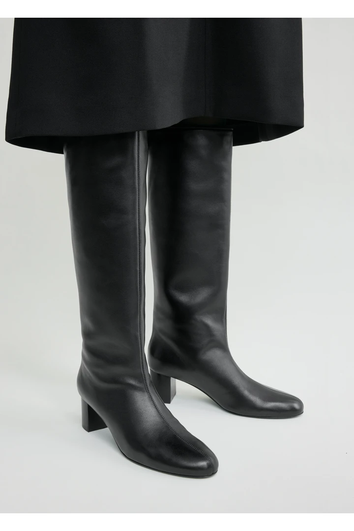 TOTEME 다운타운 나파 니하이 부츠 블랙의 블랙컬러 1번쨰 이미지입니다.