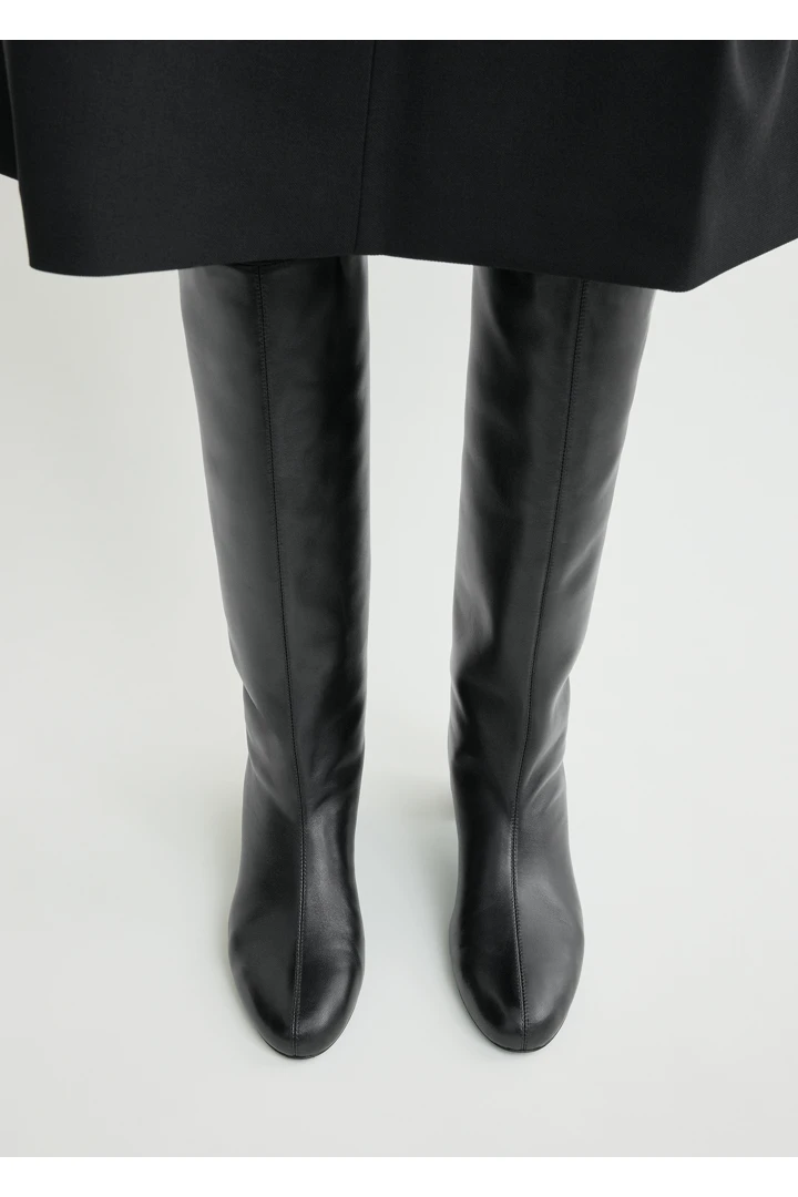 TOTEME 다운타운 나파 니하이 부츠 블랙의 블랙컬러 2번쨰 이미지입니다.