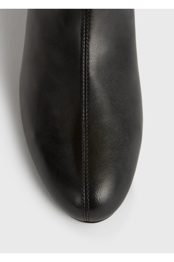TOTEME 다운타운 나파 니하이 부츠 블랙의 블랙컬러 4번쨰 이미지입니다.