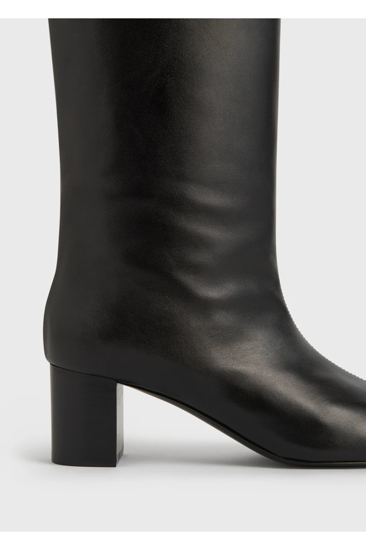 TOTEME 다운타운 나파 니하이 부츠 블랙의 블랙컬러 5번쨰 이미지입니다.