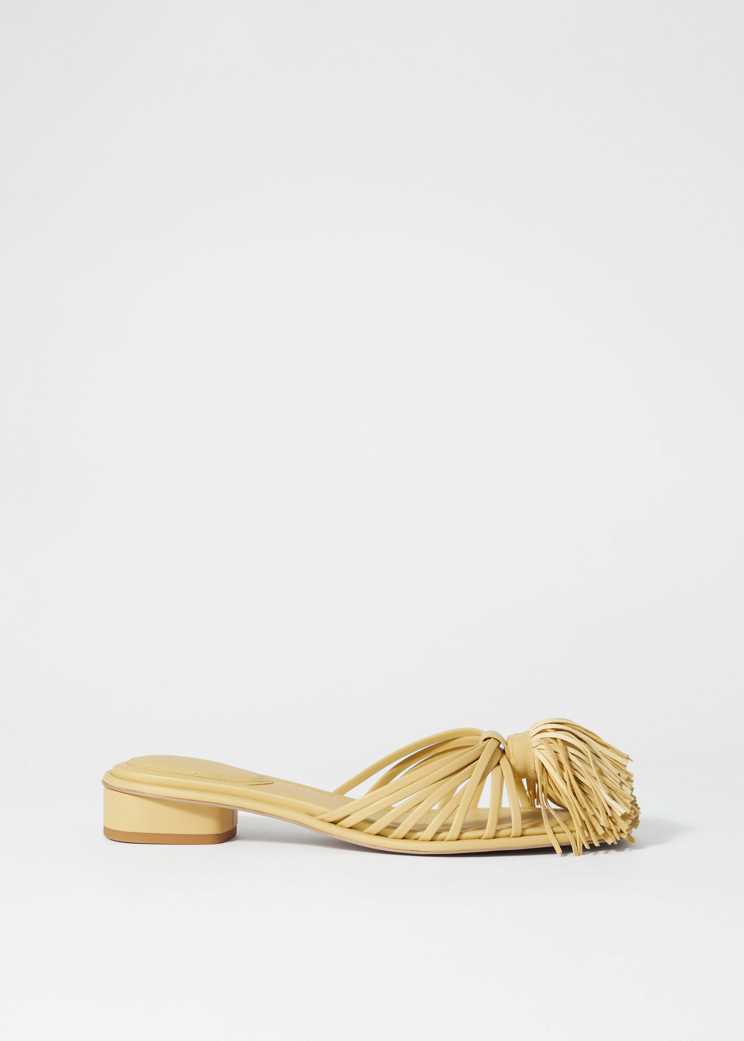 앤아더스토리즈 태슬 레더 슬라이드의 라이트 옐로우컬러 Product입니다.