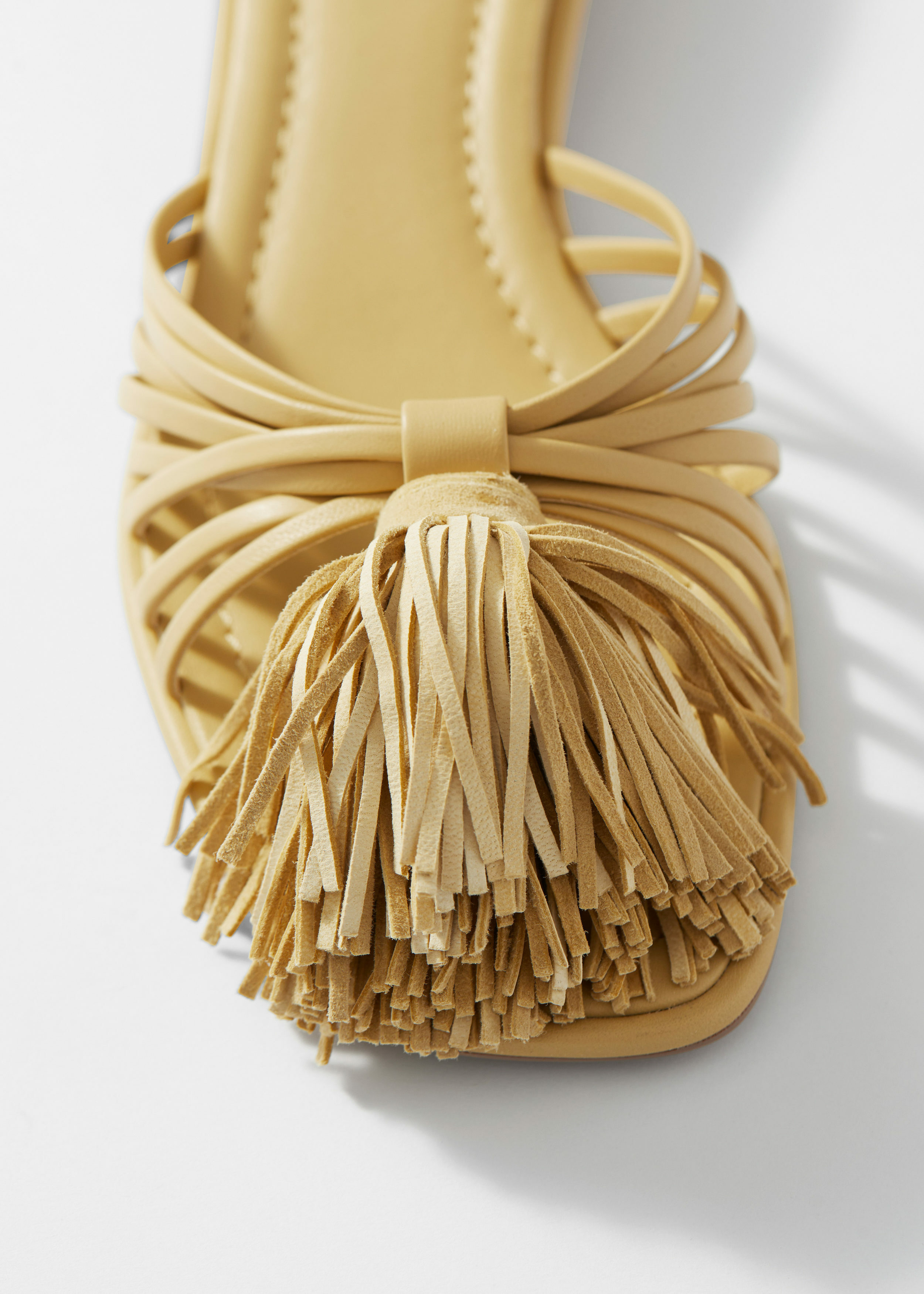 앤아더스토리즈 태슬 레더 슬라이드의 라이트 옐로우컬러 Detail입니다.