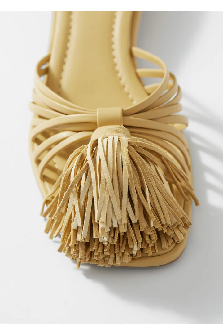 앤아더스토리즈 태슬 레더 슬라이드의 라이트 옐로우컬러 Detail입니다.