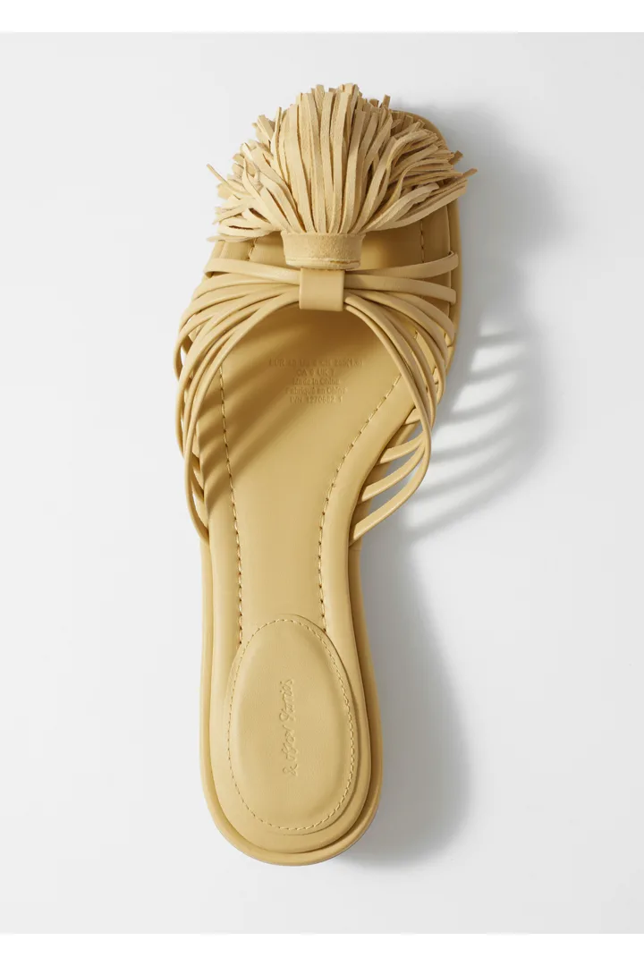 앤아더스토리즈 태슬 레더 슬라이드의 라이트 옐로우컬러 Detail입니다.