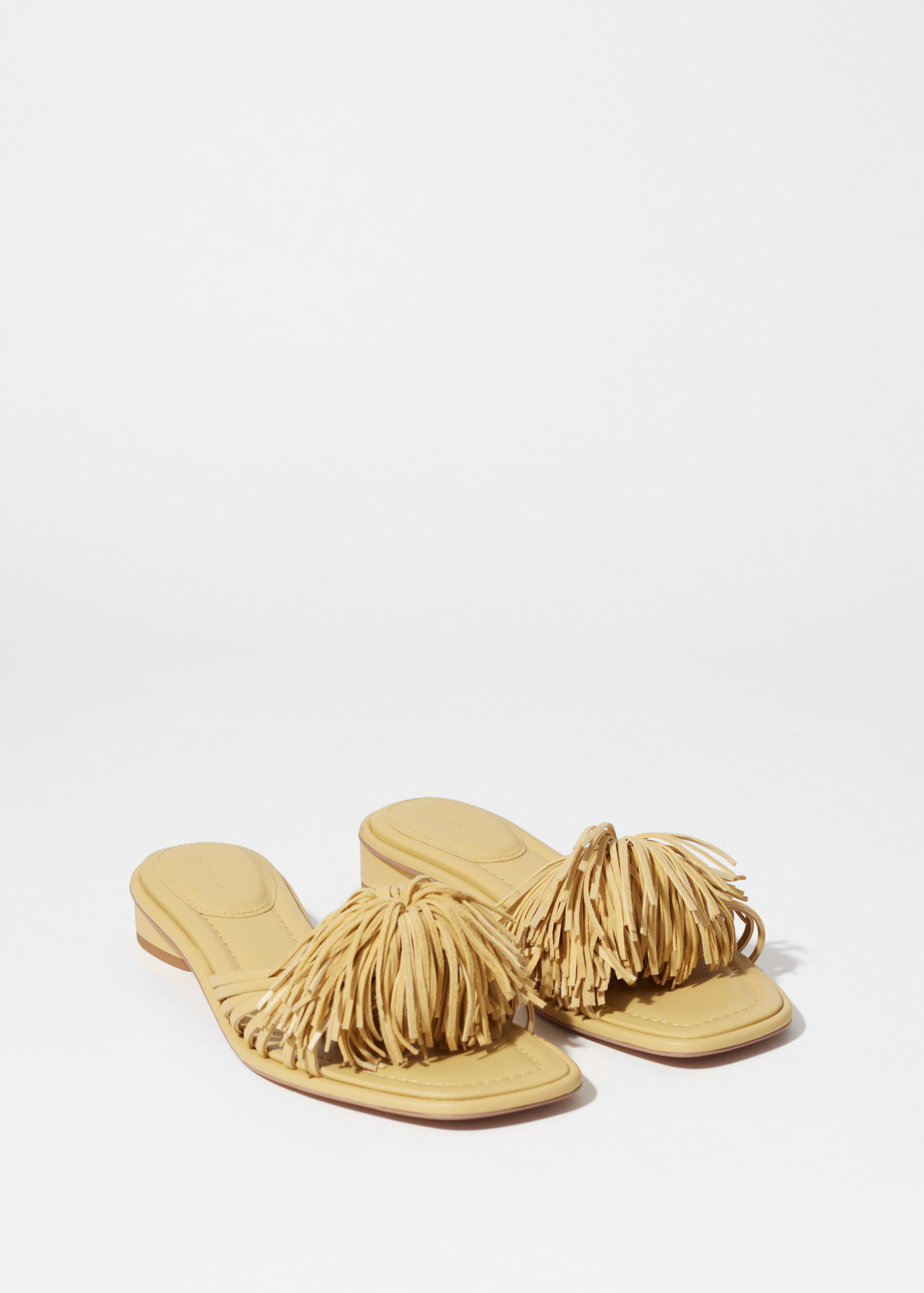 앤아더스토리즈 태슬 레더 슬라이드의 라이트 옐로우컬러 Detail입니다.