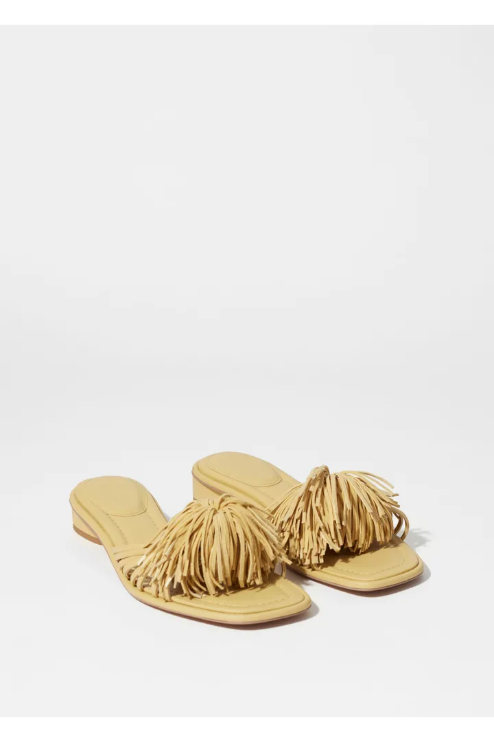 앤아더스토리즈 태슬 레더 슬라이드의 라이트 옐로우컬러 Detail입니다.