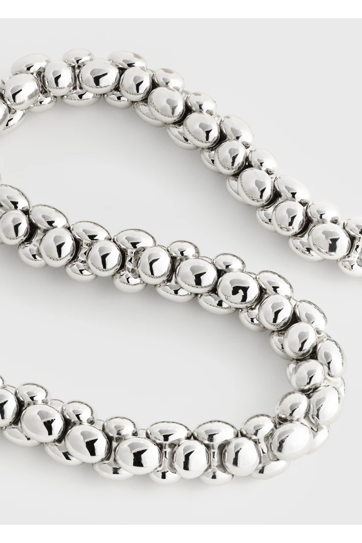 TOTEME 페블 칼라 네크리스 실버의 실버컬러 2번쨰 이미지입니다.