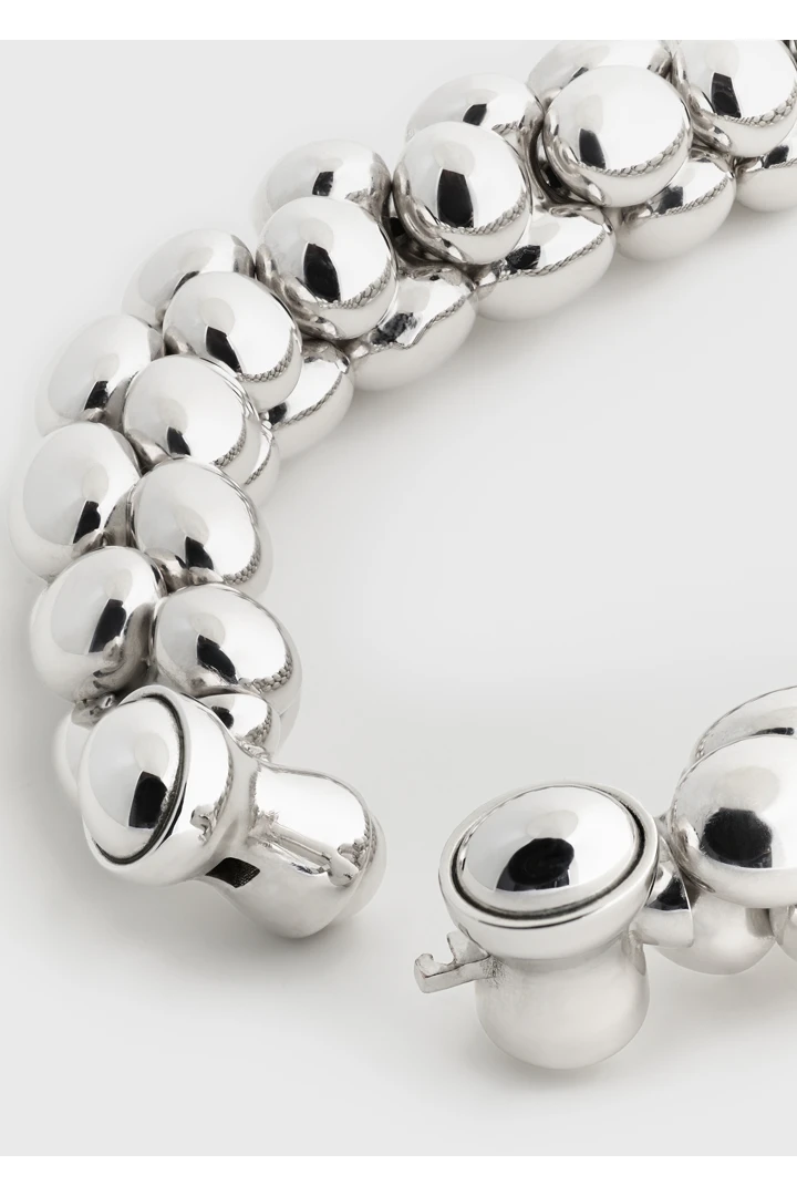 TOTEME 페블 칼라 네크리스 실버의 실버컬러 3번쨰 이미지입니다.