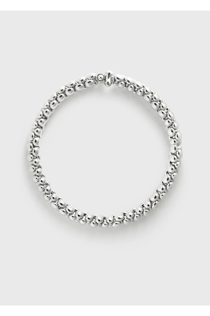 TOTEME 페블 칼라 네크리스 실버의 실버컬러 4번쨰 이미지입니다.