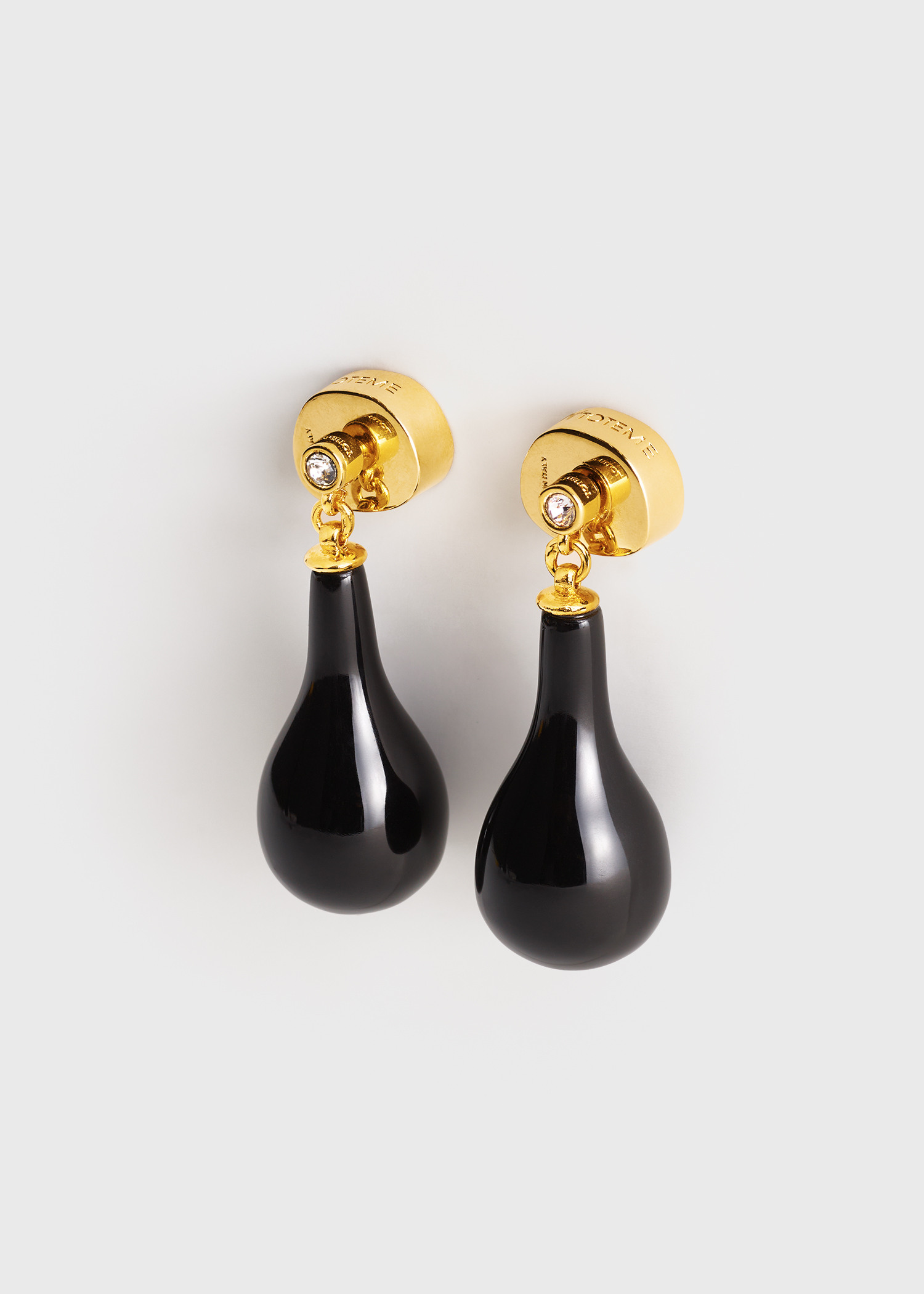 TOTEME 오닉스 드랍 이어링 블랙/골드의 블랙/골드컬러 3번쨰 이미지입니다.