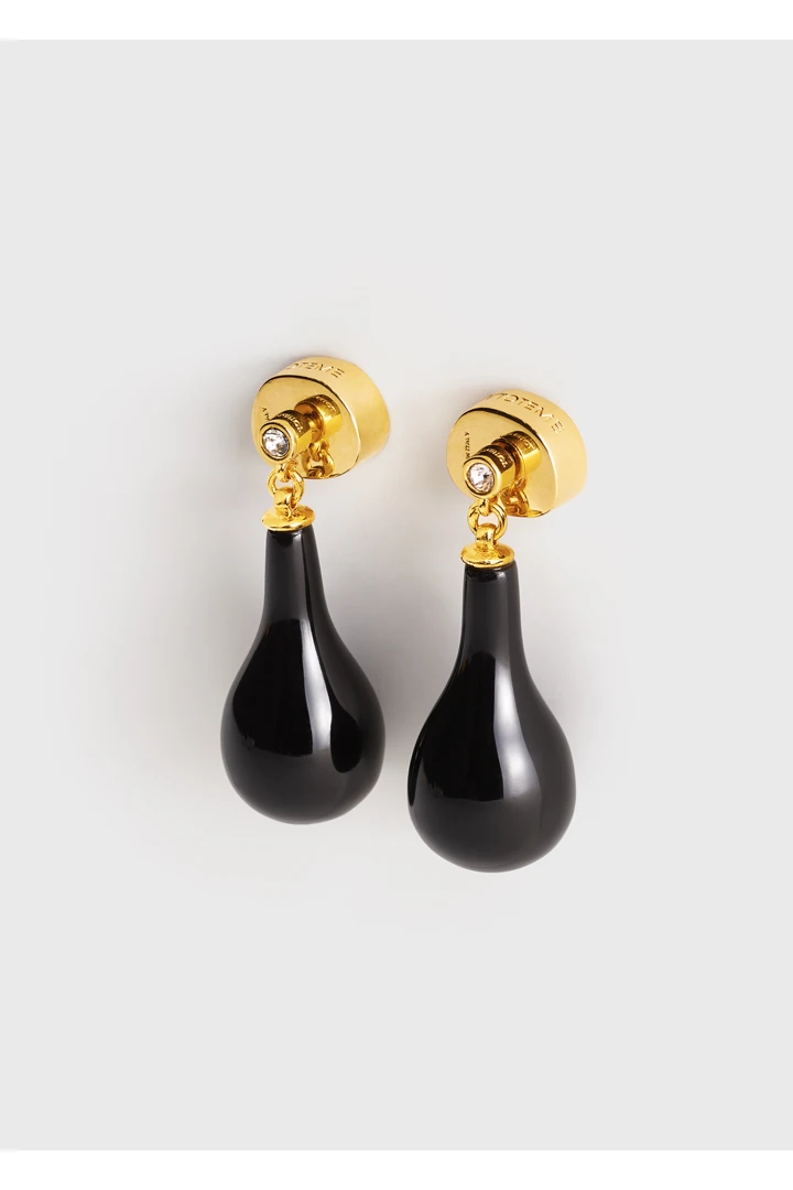 TOTEME 오닉스 드랍 이어링 블랙/골드의 블랙/골드컬러 3번쨰 이미지입니다.