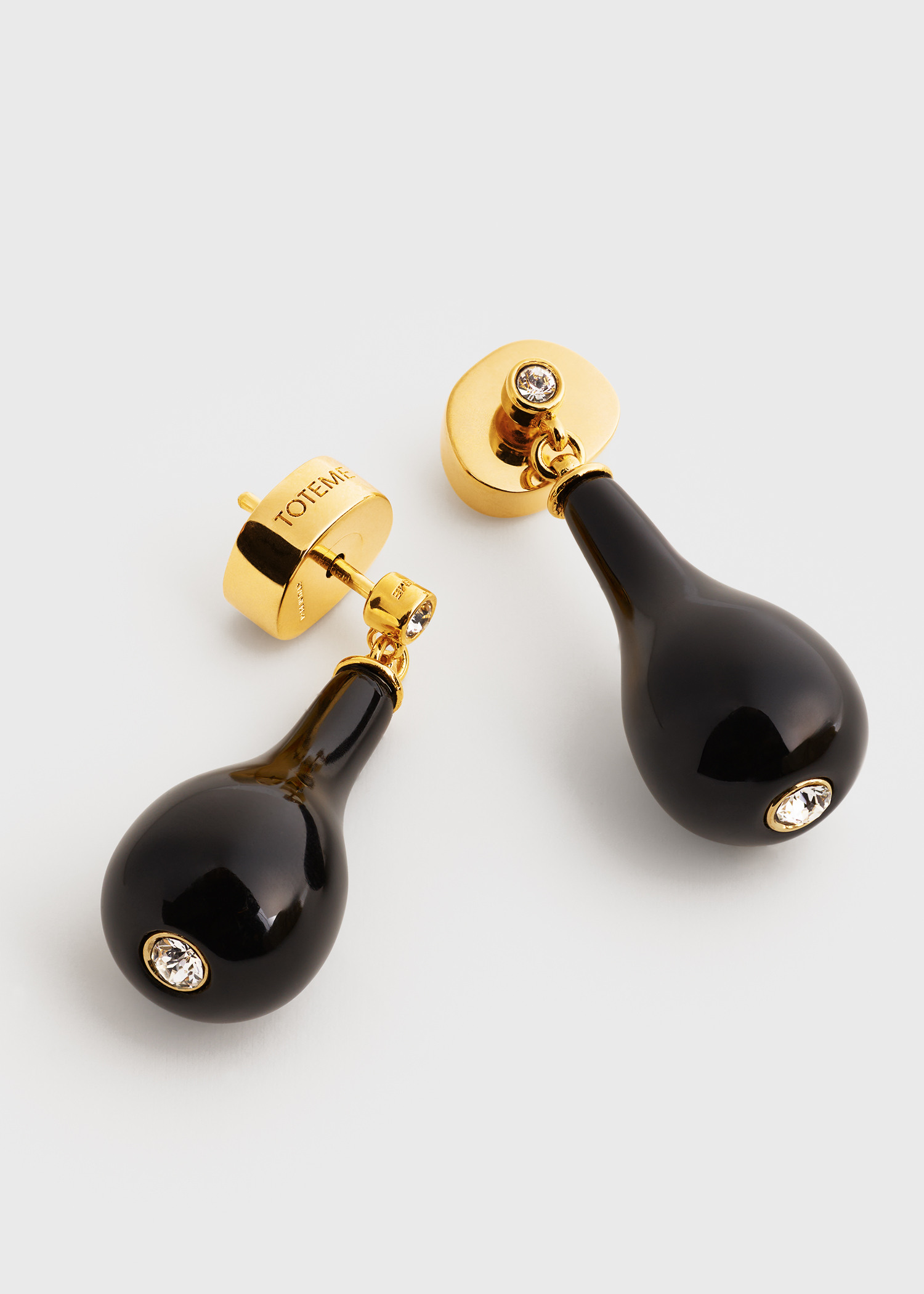 TOTEME 오닉스 드랍 이어링 블랙/골드의 블랙/골드컬러 4번쨰 이미지입니다.
