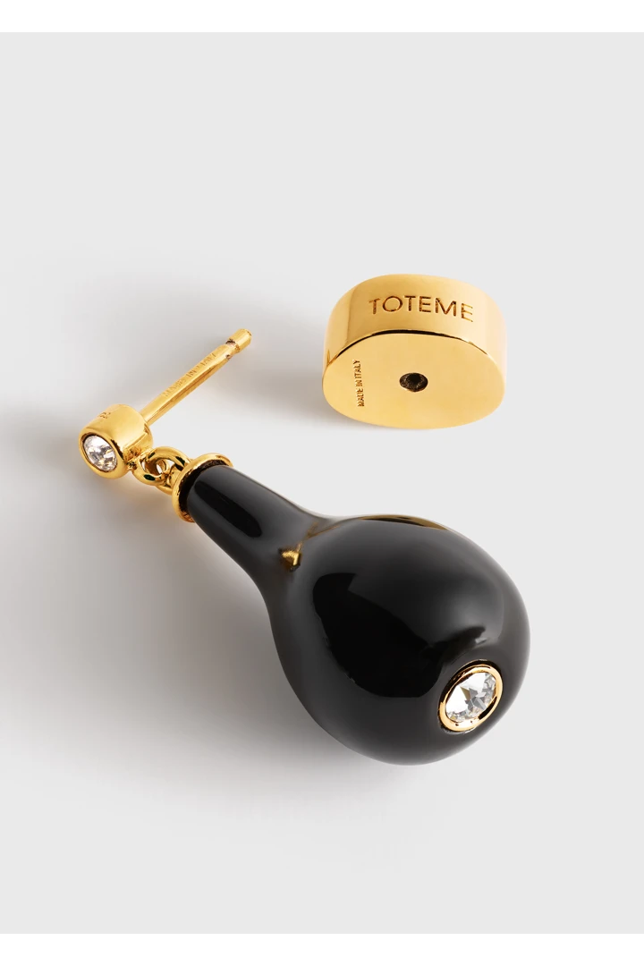 TOTEME 오닉스 드랍 이어링 블랙/골드의 블랙/골드컬러 5번쨰 이미지입니다.