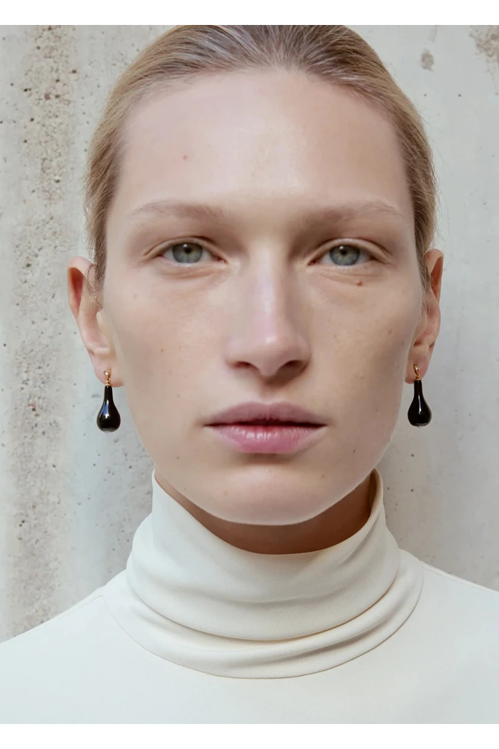 TOTEME 오닉스 드랍 이어링 블랙/골드의 블랙/골드컬러 1번쨰 이미지입니다.