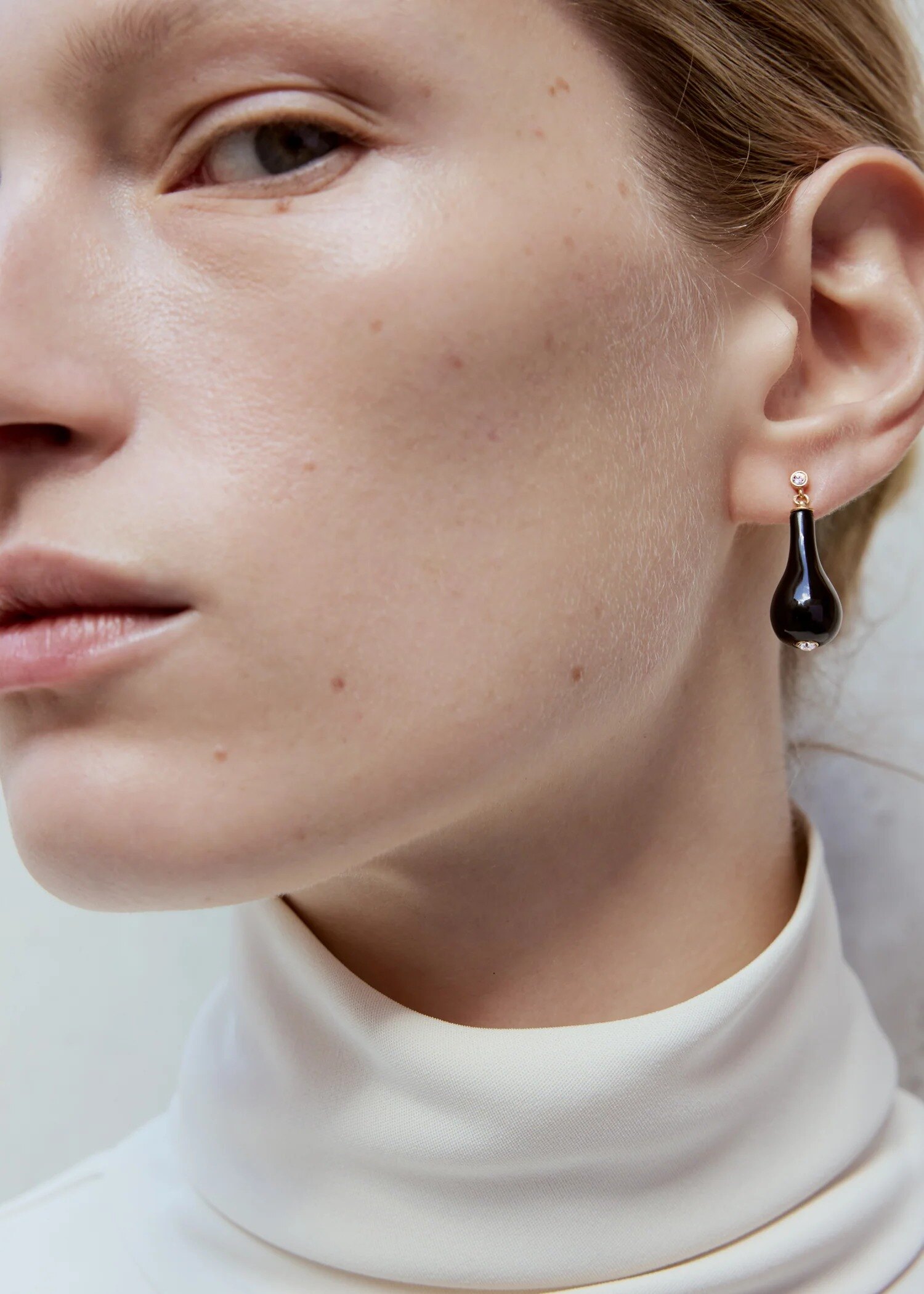 TOTEME 오닉스 드랍 이어링 블랙/골드의 블랙/골드컬러 2번쨰 이미지입니다.