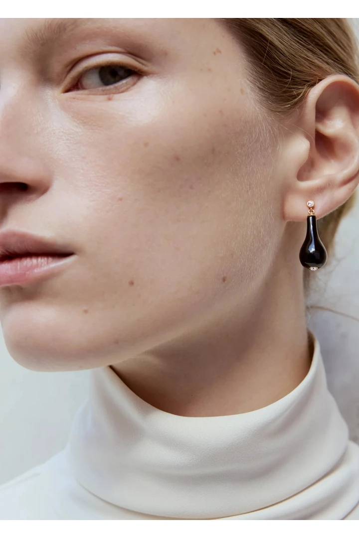 TOTEME 오닉스 드랍 이어링 블랙/골드의 블랙/골드컬러 2번쨰 이미지입니다.