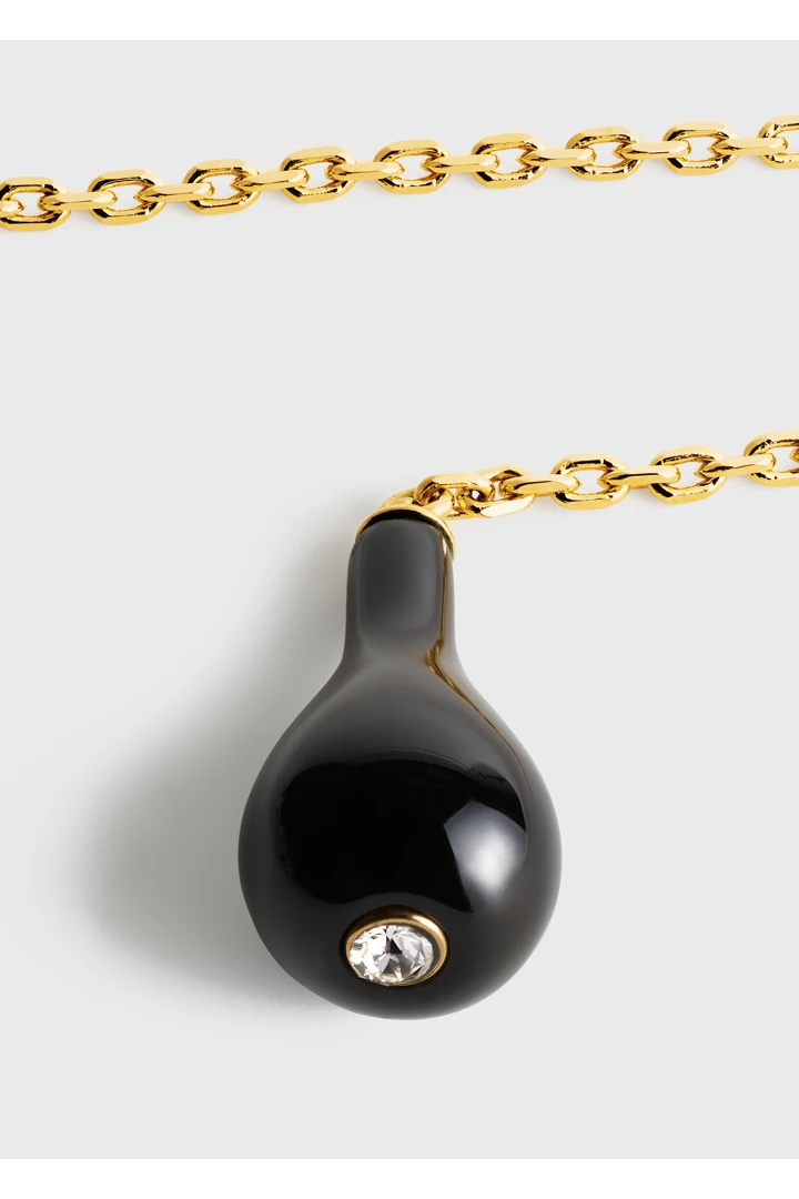 TOTEME 오닉스 드랍 네크리스 블랙/골드의 블랙/골드컬러 5번쨰 이미지입니다.