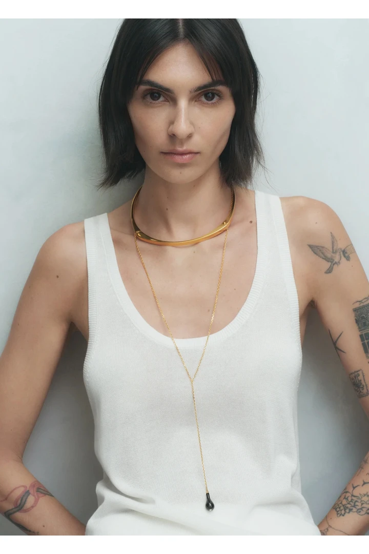 TOTEME 오닉스 드랍 네크리스 블랙/골드의 블랙/골드컬러 1번쨰 이미지입니다.