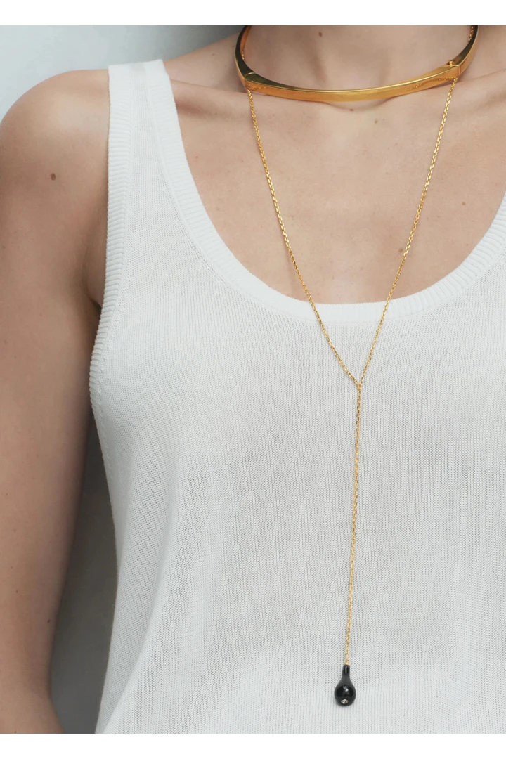 TOTEME 오닉스 드랍 네크리스 블랙/골드의 블랙/골드컬러 2번쨰 이미지입니다.