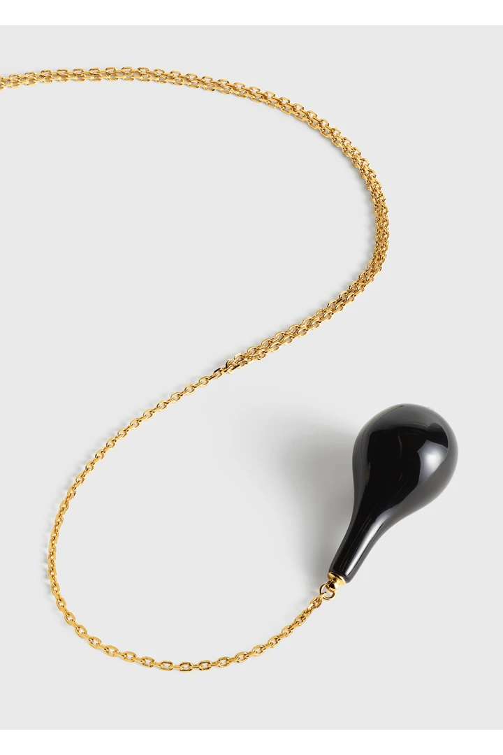TOTEME 라지 오닉스 드롭 네크리스 블랙/골드의 블랙/골드컬러 2번쨰 이미지입니다.