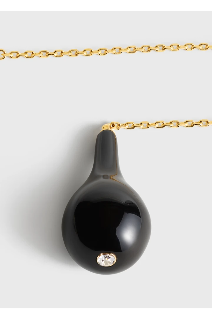 TOTEME 라지 오닉스 드롭 네크리스 블랙/골드의 블랙/골드컬러 3번쨰 이미지입니다.