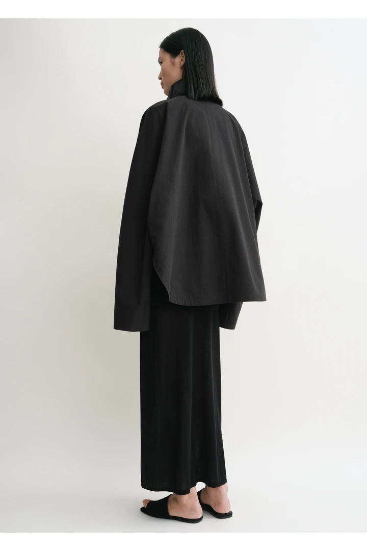 TOTEME 썸머 패러슈트 재킷 블랙의 블랙컬러 2번쨰 이미지입니다.