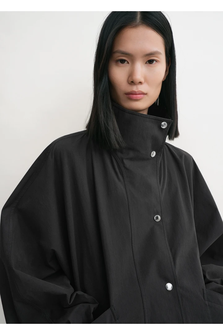 TOTEME 썸머 패러슈트 재킷 블랙의 블랙컬러 3번쨰 이미지입니다.