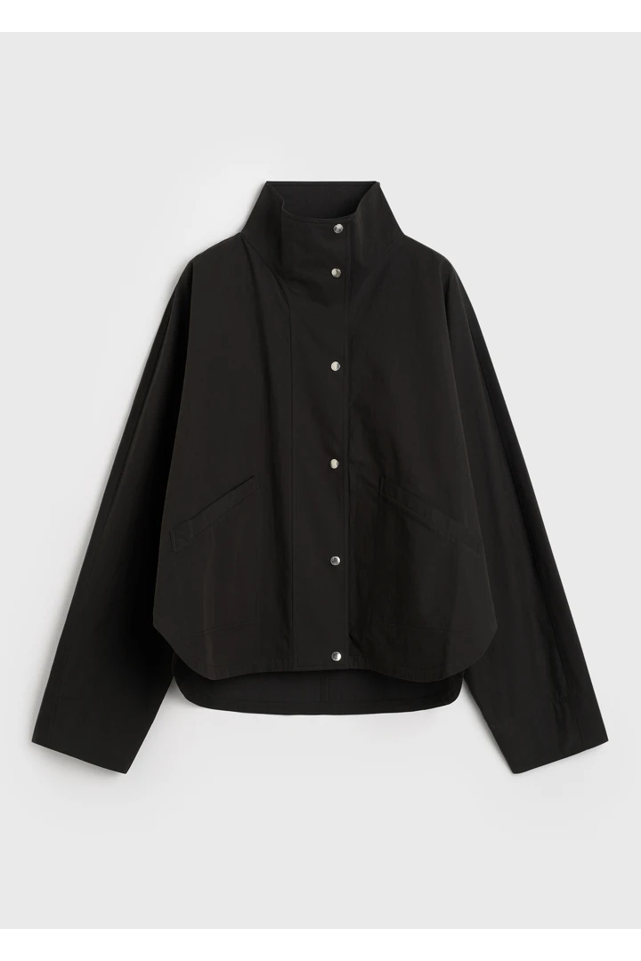 TOTEME 썸머 패러슈트 재킷 블랙의 블랙컬러 4번쨰 이미지입니다.