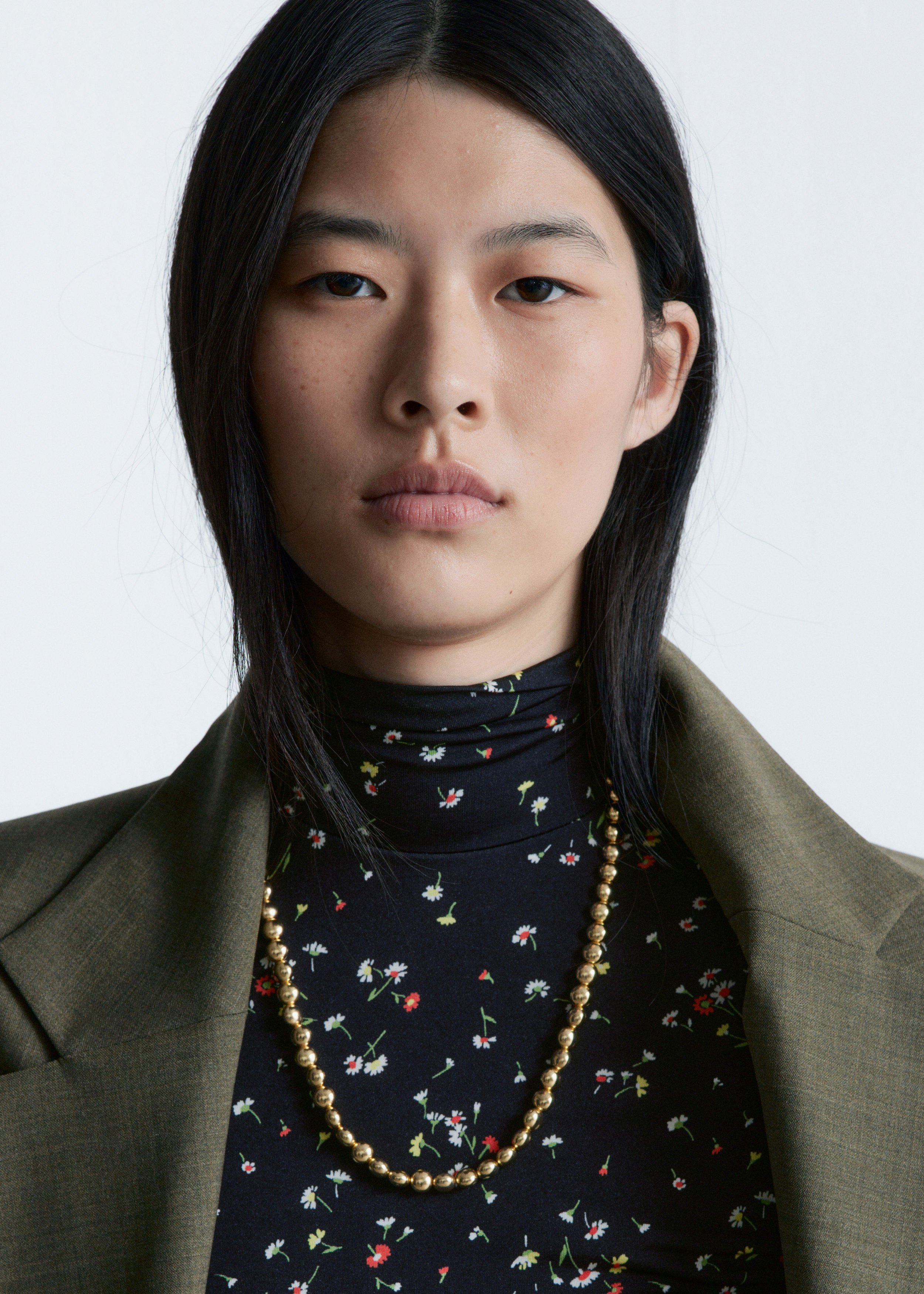 앤아더스토리즈 쇼트 비즈 네크리스의 골드컬러 ECOMLook입니다.