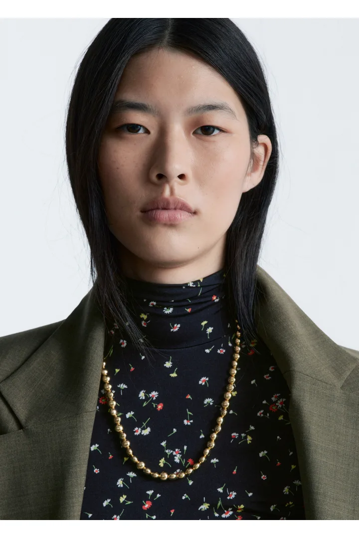 앤아더스토리즈 쇼트 비즈 네크리스의 골드컬러 ECOMLook입니다.