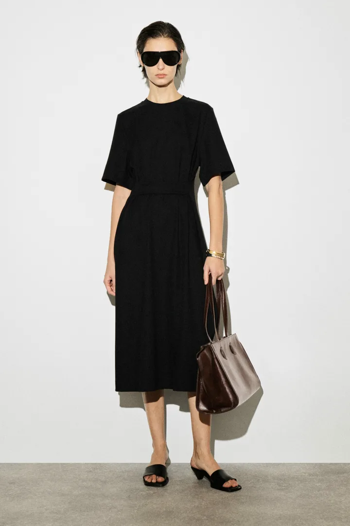 COS default image 7 of 블랙 in 벨트 디테일 미디 티셔츠 드레스