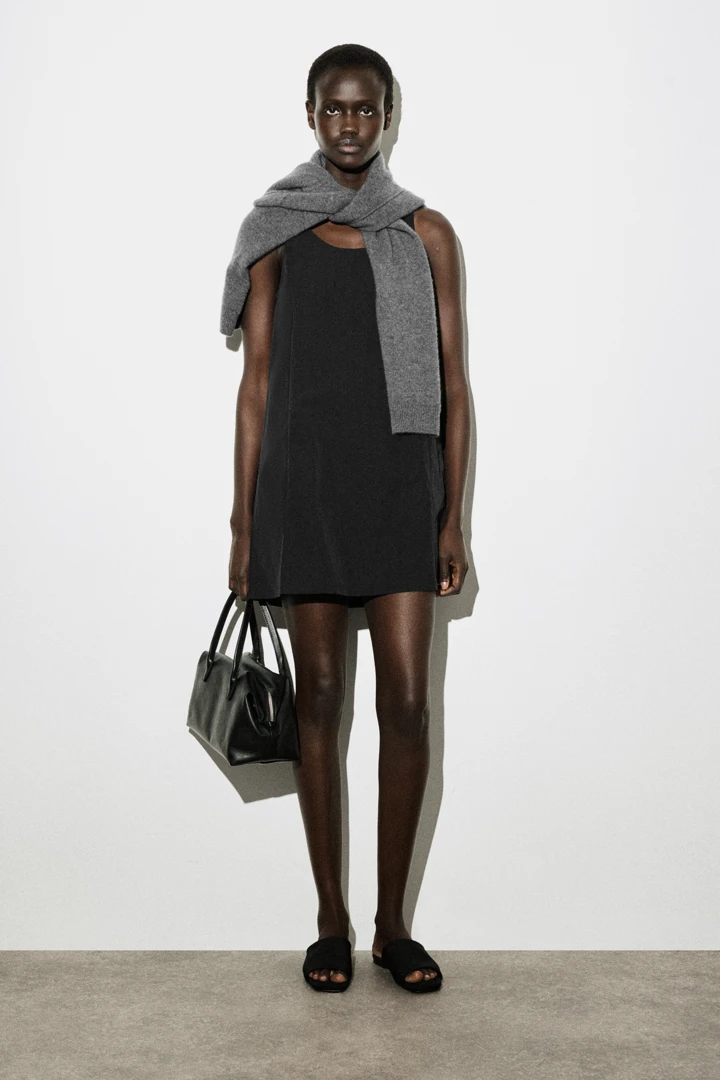 COS default image 21 of 블랙 in 저지 패널 나일론 미니 드레스