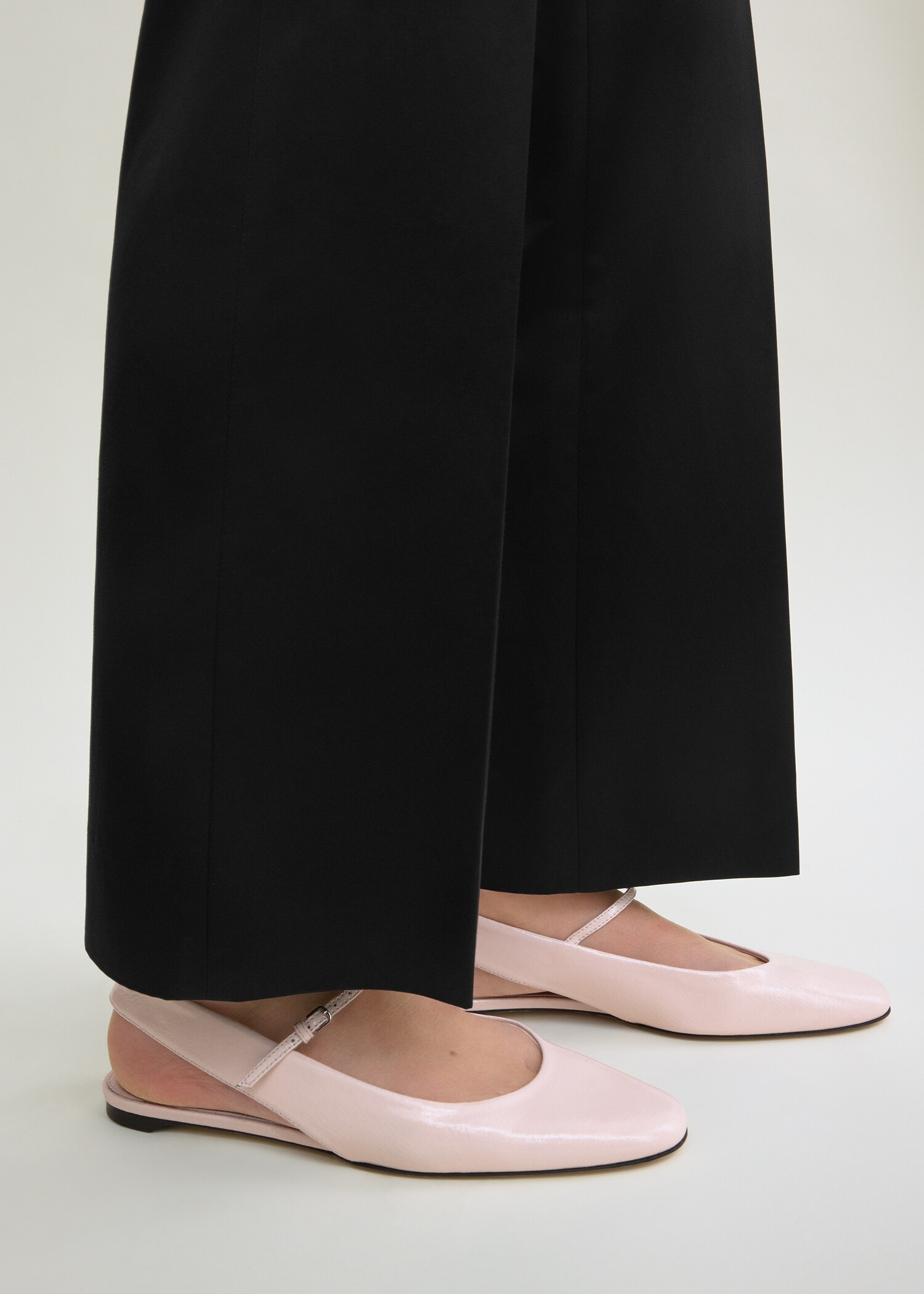 TOTEME 슬링백 나플락 메리 제인스 플라밍고의 플라밍고컬러 1번쨰 이미지입니다.