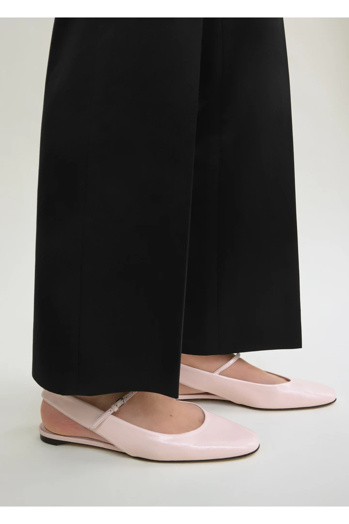 TOTEME 슬링백 나플락 메리 제인스 플라밍고의 플라밍고컬러 1번쨰 이미지입니다.