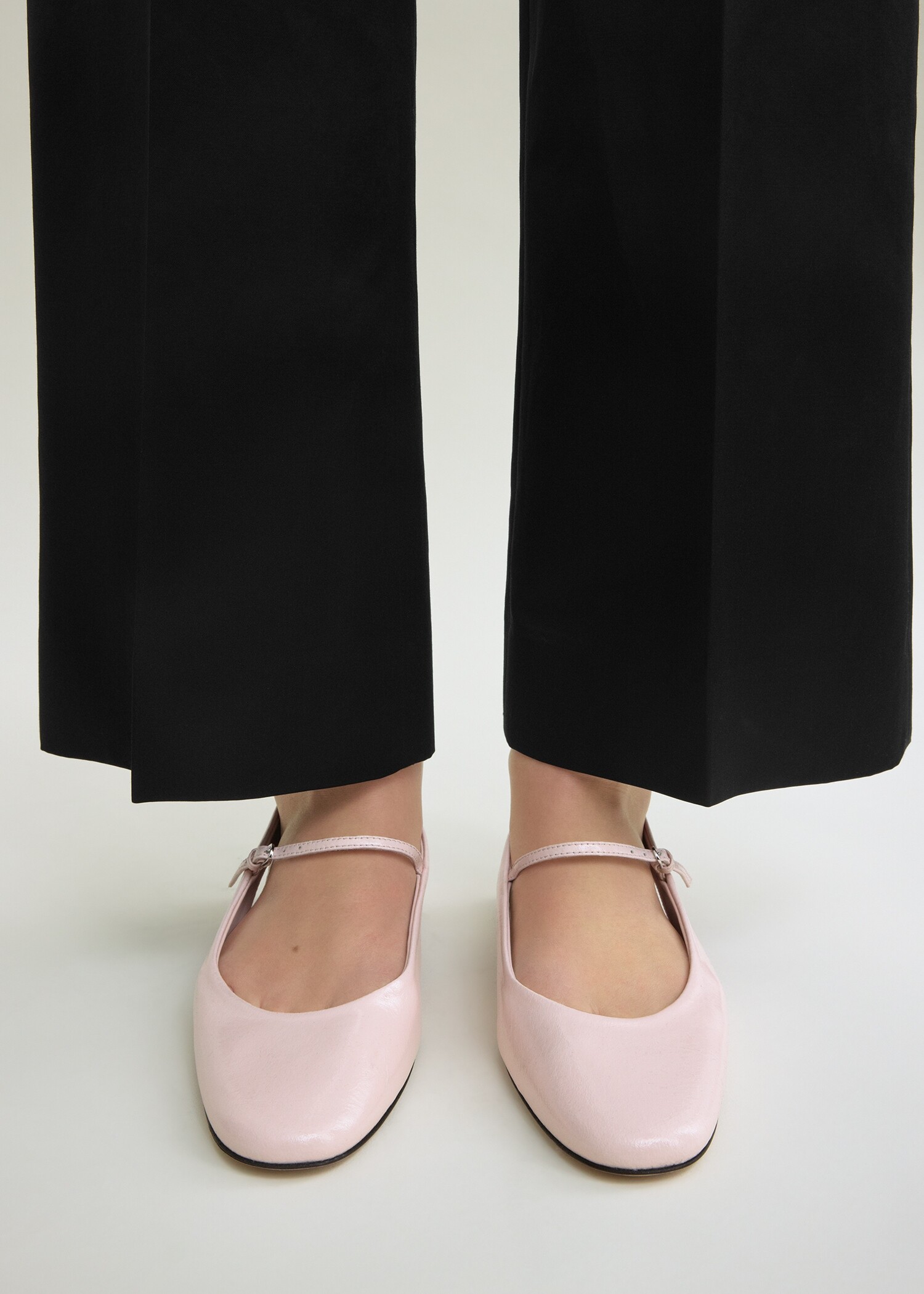 TOTEME 슬링백 나플락 메리 제인스 플라밍고의 플라밍고컬러 2번쨰 이미지입니다.