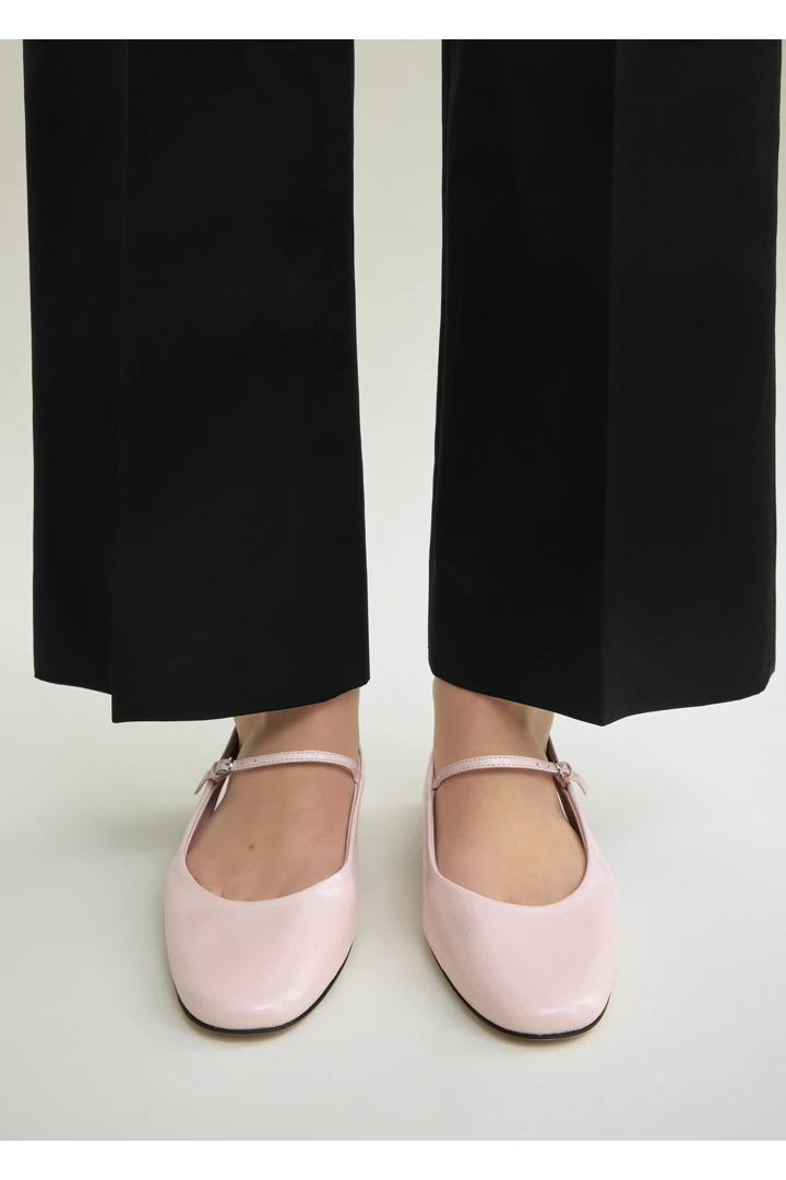 TOTEME 슬링백 나플락 메리 제인스 플라밍고의 플라밍고컬러 2번쨰 이미지입니다.