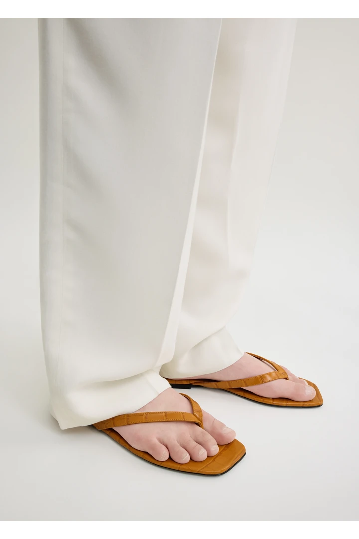 TOTEME 크로커 엠보스드 플립 플랍 탠저린의 탠저린컬러 1번쨰 이미지입니다.