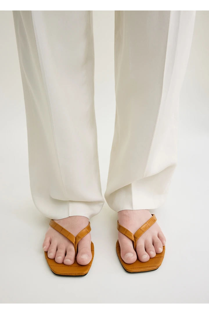 TOTEME 크로커 엠보스드 플립 플랍 탠저린의 탠저린컬러 2번쨰 이미지입니다.