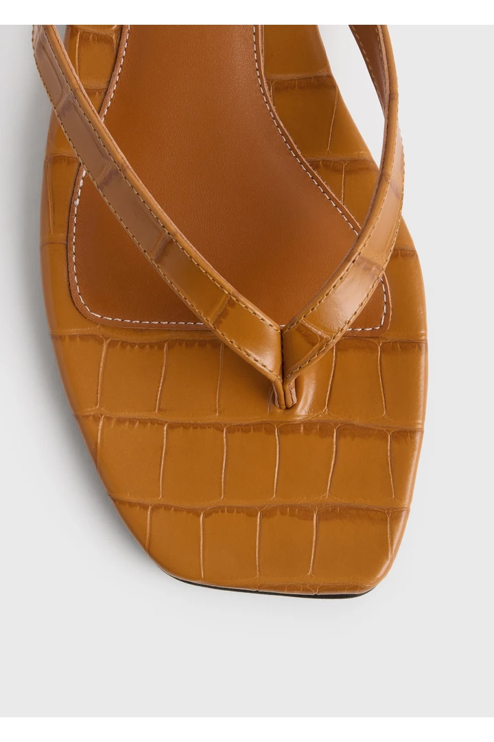 TOTEME 크로커 엠보스드 플립 플랍 탠저린의 탠저린컬러 4번쨰 이미지입니다.