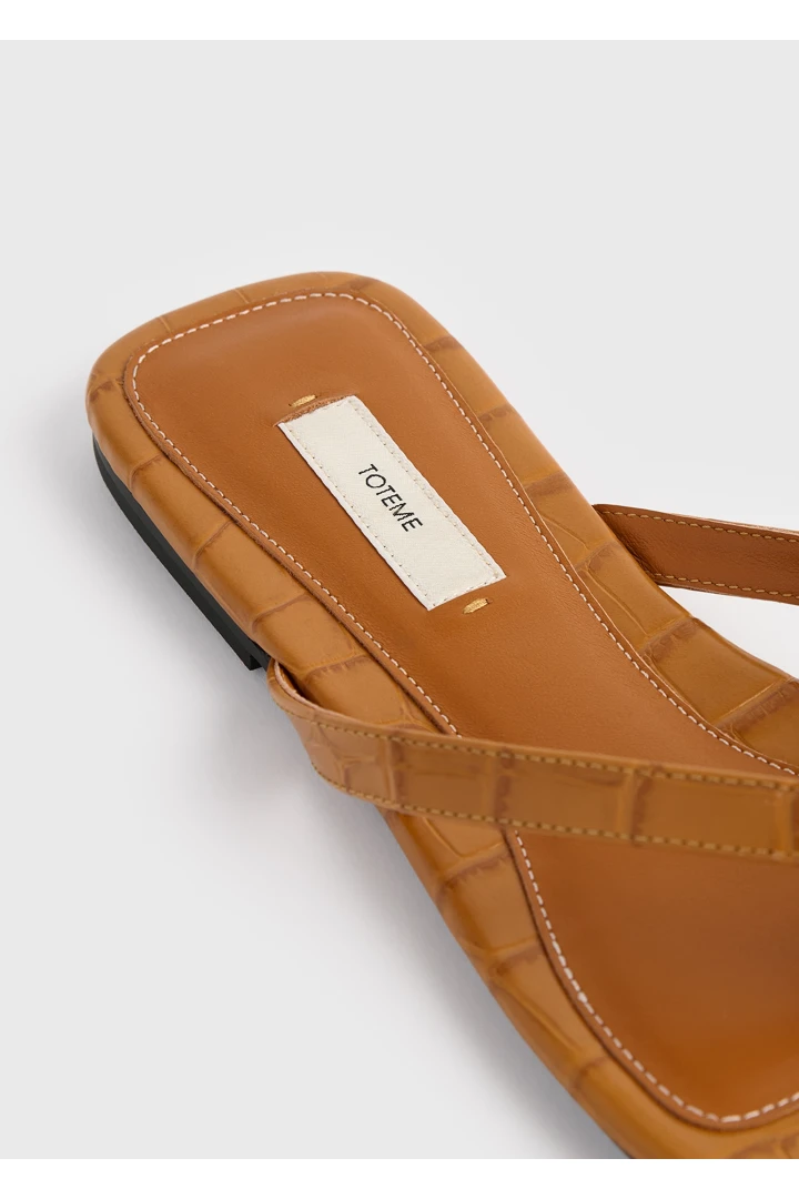 TOTEME 크로커 엠보스드 플립 플랍 탠저린의 탠저린컬러 5번쨰 이미지입니다.