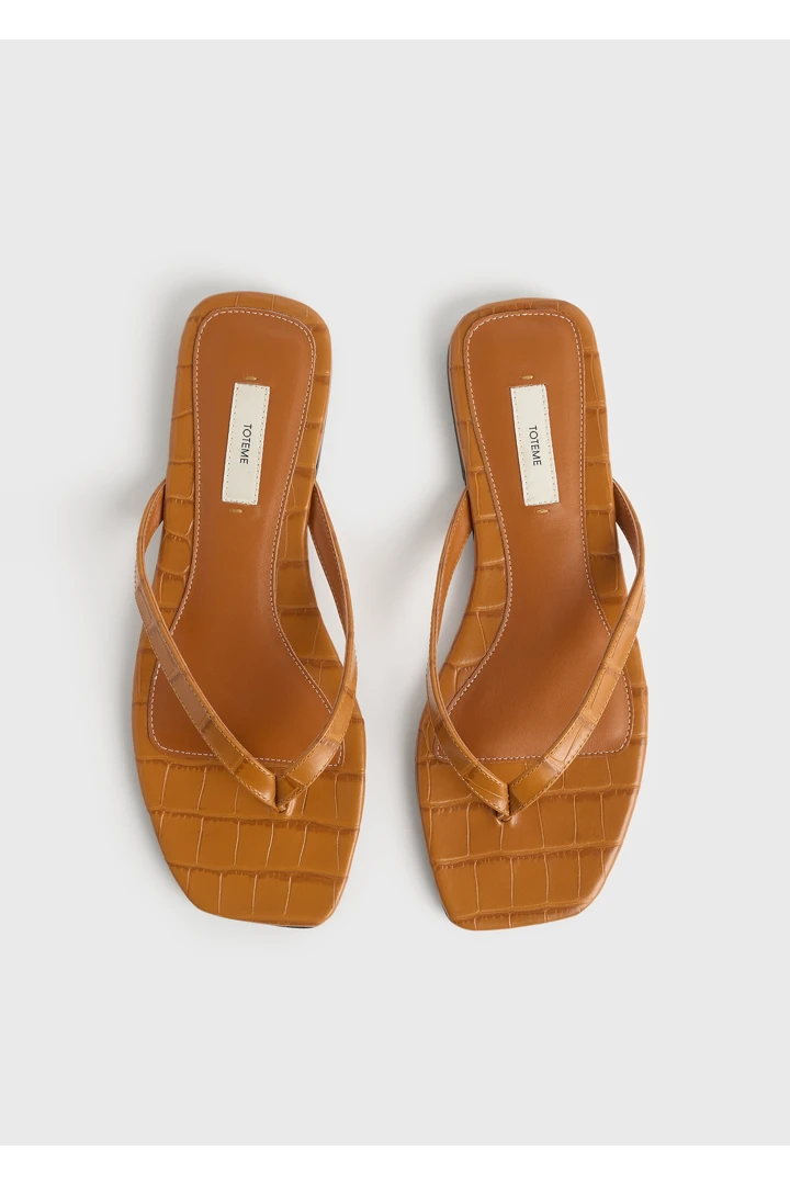 TOTEME 크로커 엠보스드 플립 플랍 탠저린의 탠저린컬러 6번쨰 이미지입니다.