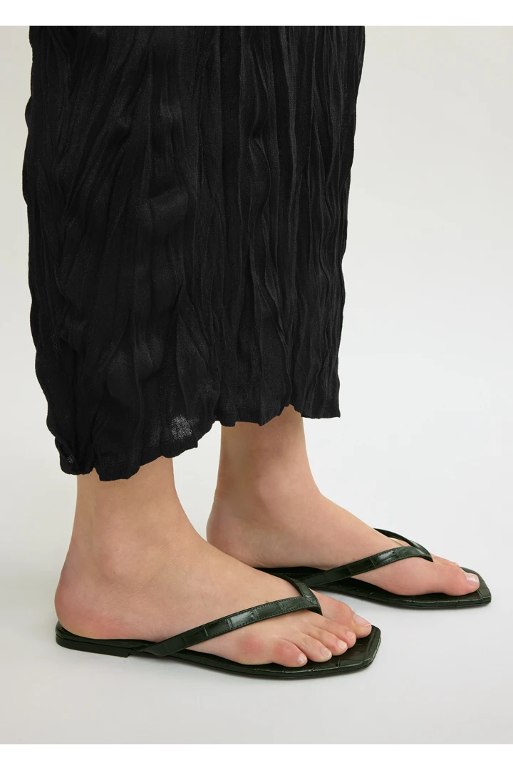 TOTEME 크로커 엠보스드 플립 플랍 다크 그린의 다크 그린컬러 1번쨰 이미지입니다.