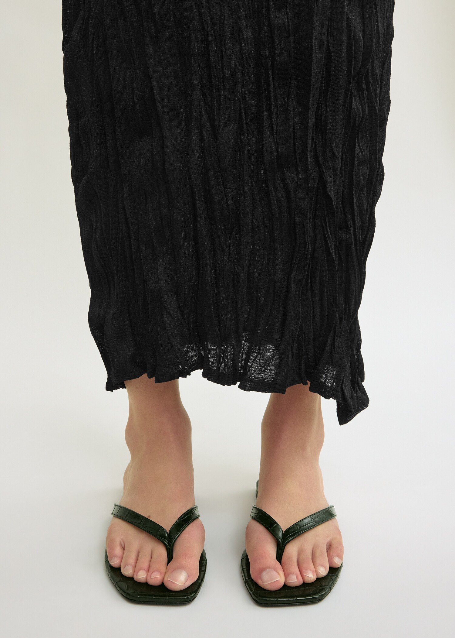 TOTEME 크로커 엠보스드 플립 플랍 다크 그린의 다크 그린컬러 2번쨰 이미지입니다.